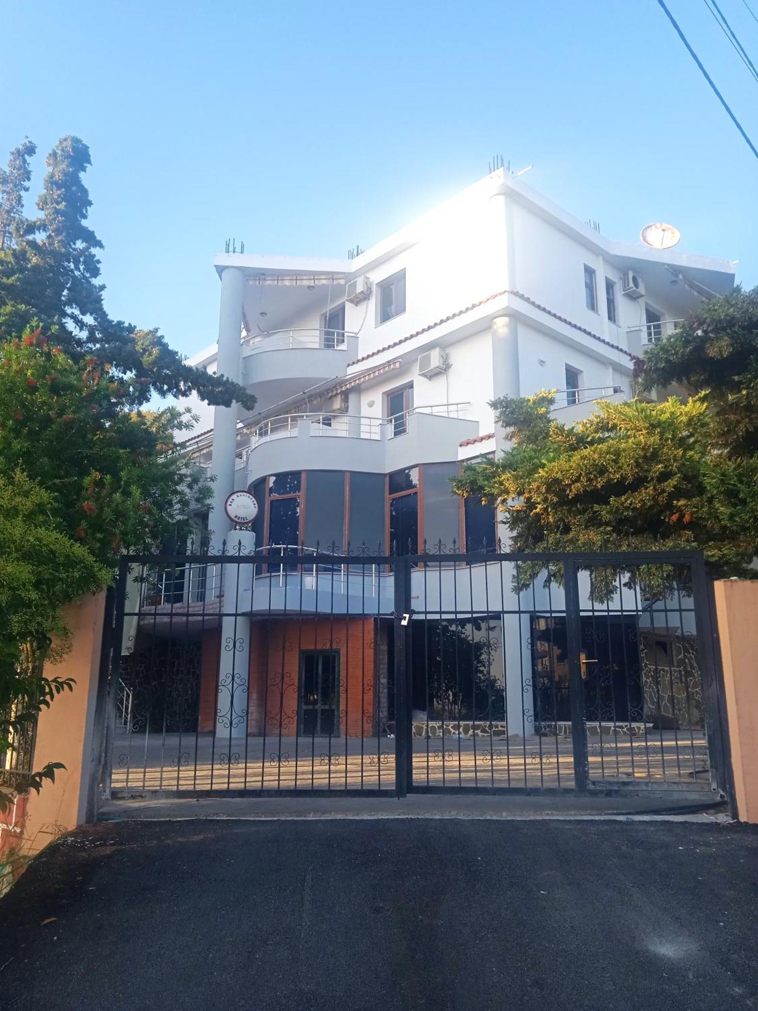 Hotel Moris Kryemëdhej 外观 照片
