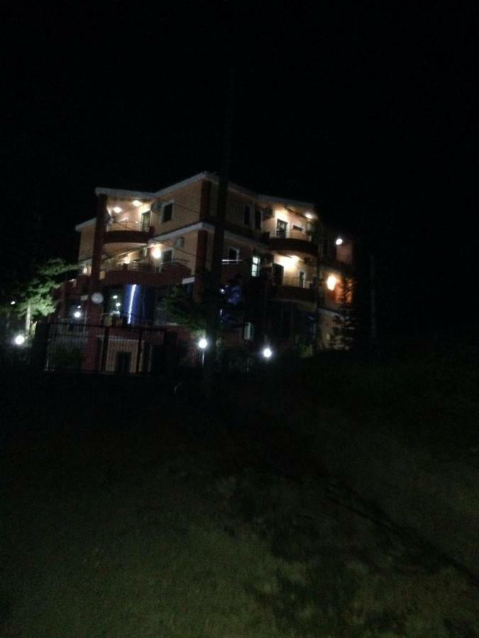 Hotel Moris Kryemëdhej 外观 照片